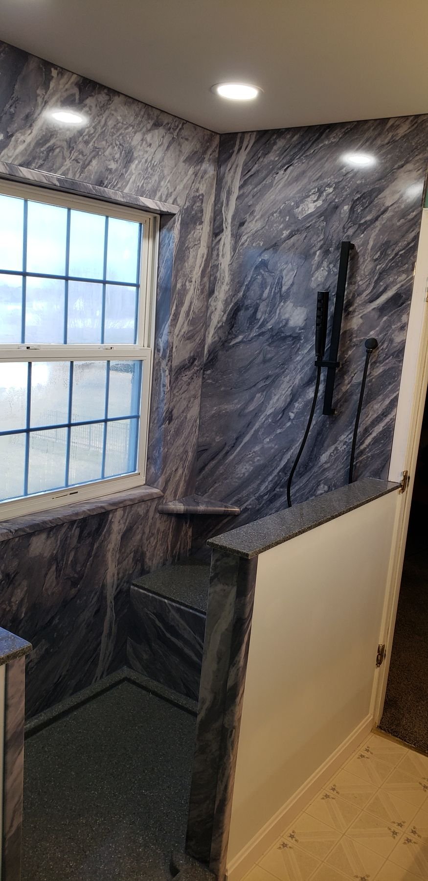 Dark stone-look shower with bench seat